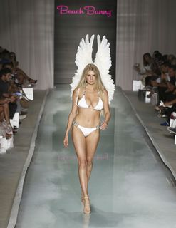 Charlotte McKinney feet photo thumbnail