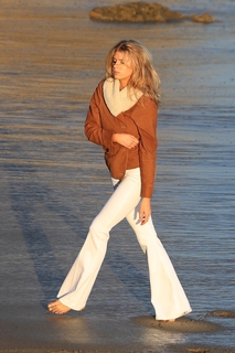 Charlotte McKinney feet photo thumbnail