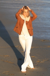 Charlotte McKinney feet photo thumbnail