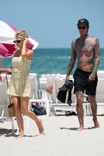 Charlotte McKinney feet photo thumbnail