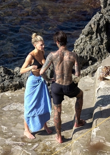 Charlotte McKinney feet photo thumbnail