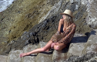 Charlotte McKinney feet photo thumbnail