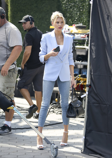 Charlotte McKinney feet photo thumbnail