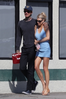 Charlotte McKinney feet photo thumbnail