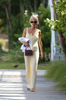 Charlotte McKinney feet photo thumbnail