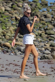 Charlotte McKinney feet photo thumbnail