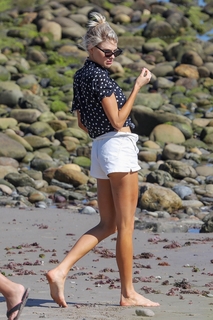 Charlotte McKinney feet photo thumbnail