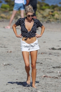 Charlotte McKinney feet photo thumbnail