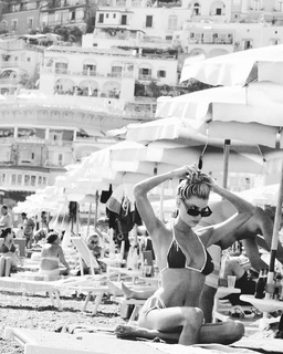 Charlotte McKinney feet photo thumbnail