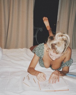 Charlotte McKinney feet photo thumbnail