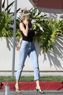 Charlotte McKinney feet photo thumbnail