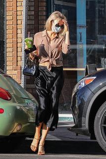 Charlotte McKinney feet photo thumbnail