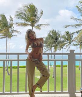 Charlotte McKinney feet photo thumbnail