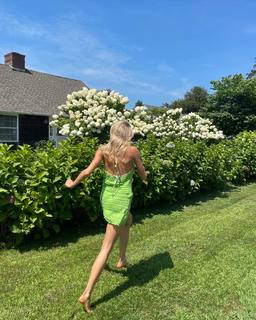 Charlotte McKinney feet photo thumbnail