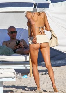 Charlotte McKinney feet photo thumbnail