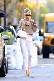 Charlotte McKinney feet photo thumbnail