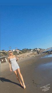 Charlotte McKinney feet photo thumbnail