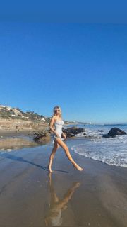 Charlotte McKinney feet photo thumbnail
