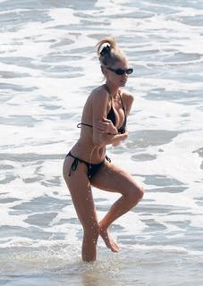 Charlotte McKinney feet photo thumbnail