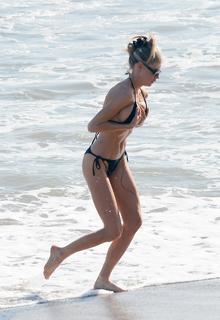 Charlotte McKinney feet photo thumbnail