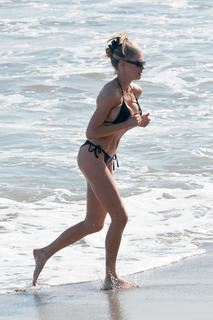 Charlotte McKinney feet photo thumbnail