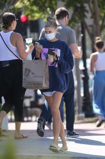 Charlotte McKinney feet photo thumbnail