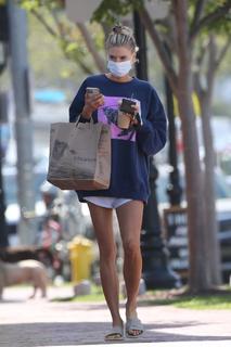 Charlotte McKinney feet photo thumbnail