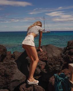 Charlotte McKinney feet photo thumbnail