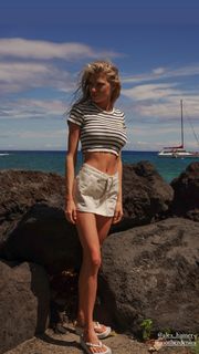 Charlotte McKinney feet photo thumbnail