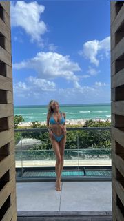 Charlotte McKinney feet photo thumbnail