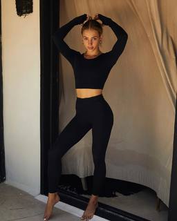 Charly Jordan feet photo thumbnail