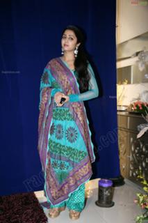 Charmi Kaur feet photo 3