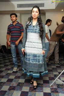 Charmi Kaur feet photo 3