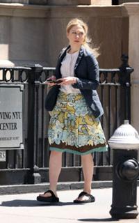 Chelsea Clinton feet photo thumbnail