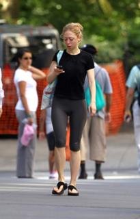 Chelsea Clinton feet photo thumbnail