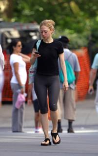 Chelsea Clinton feet photo thumbnail