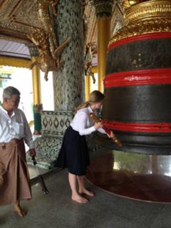 Chelsea Clinton feet photo thumbnail