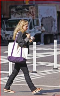 Chelsea Clinton feet photo thumbnail