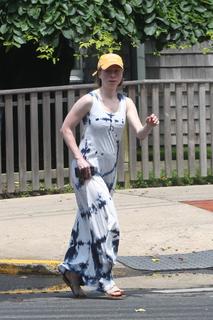 Chelsea Clinton feet photo thumbnail
