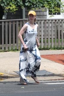 Chelsea Clinton feet photo thumbnail