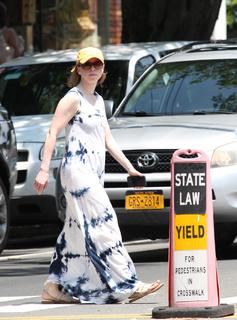 Chelsea Clinton feet photo thumbnail