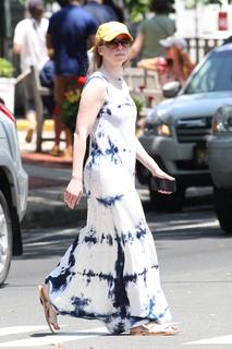 Chelsea Clinton feet photo thumbnail