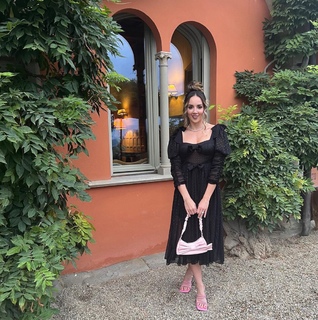 Chelsea Green feet photo thumbnail