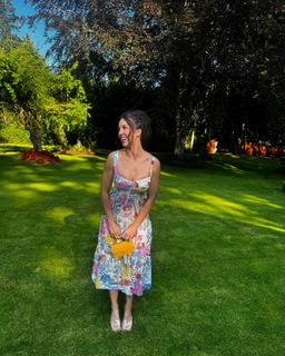 Chelsea Green feet photo thumbnail