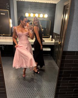 Chelsea Green feet photo thumbnail