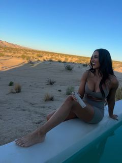 Chelsea Green feet photo thumbnail