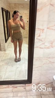 Chelsea Green feet photo thumbnail