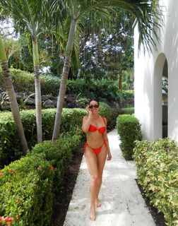 Chelsea Green feet photo thumbnail