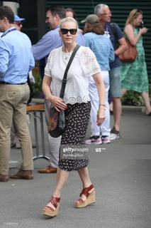 Chelsea Handler feet photo thumbnail