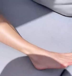 Chelsea Handler feet photo thumbnail